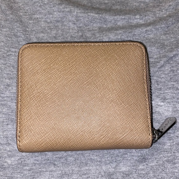 MK wallet, used once. 10/10 condition! - Picture 2 of 3